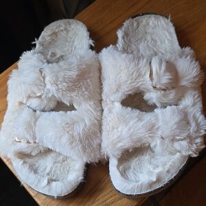 Womens White Fur Slides With Buckles    SIZE 9/10